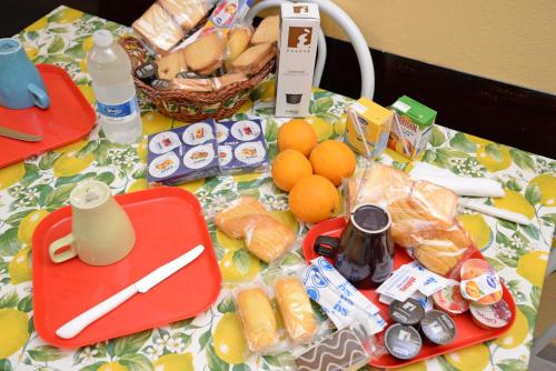 einen Tisch mit Essen und einem Korb mit Orangen in der Unterkunft Zurigo Val di Noto in Noto