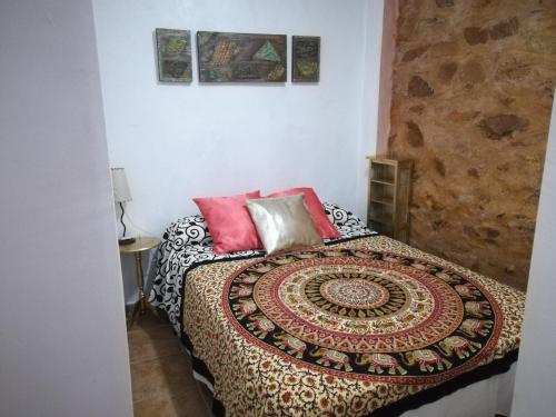 a bedroom with a bed with a rug on it at Los Angeles del Romero in Gátova