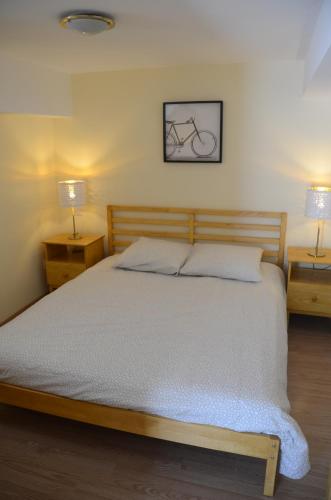 ein Schlafzimmer mit einem Bett mit zwei Lampen an zwei Tischen in der Unterkunft Jardin du Petit Gatsby in Carcassonne