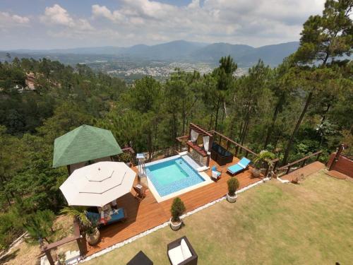 哈拉瓦科阿的住宿－Cabaña The sky village，享有带游泳池的别墅的顶部景致