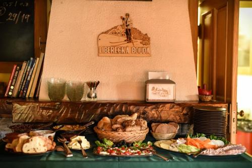 Đồ ăn tại/gần nhà khách