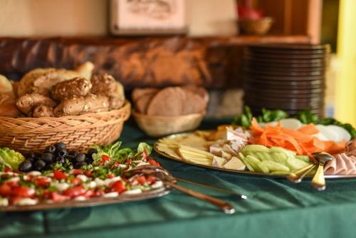 Đồ ăn tại/gần nhà khách