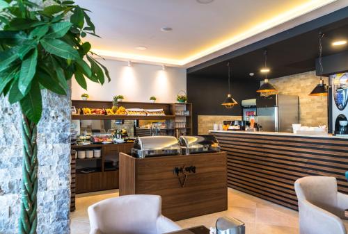 a restaurant with a counter with a buffet at B&B Amfora in Petrovac na Moru