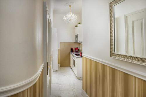 Mikulášská - Old Town Square View Residenceにあるキッチンまたは簡易キッチン