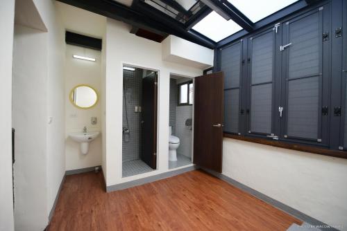 台南的住宿－瑞斯特背包客棧 ，一间带卫生间和水槽的浴室