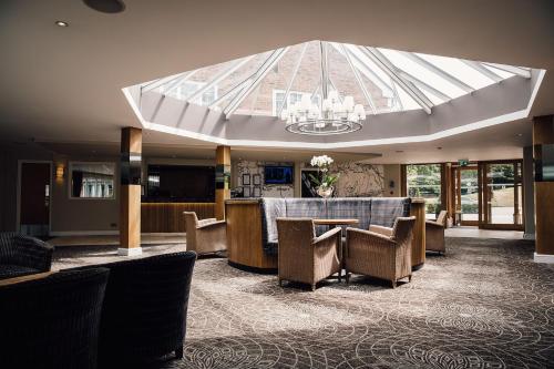アルサガーにあるManor House Hotel & Spa, Alsagerのロビー(テーブル、椅子、天窓付)
