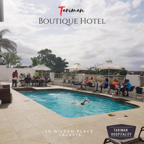 una persona nadando en una piscina en un hotel en Tariman Hotel, en Durban