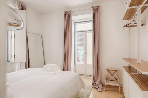 リスボンにあるRomantic Gem in Alfamaの白いベッドルーム(ベッド1台、窓付)