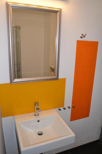 卡斯拉諾的住宿－Mansarda Caslano，一间带水槽和镜子的浴室