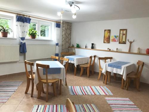 ein Esszimmer mit Tischen und Stühlen in einem Restaurant in der Unterkunft Sunnystreet Guesthouse in Stará Lesná