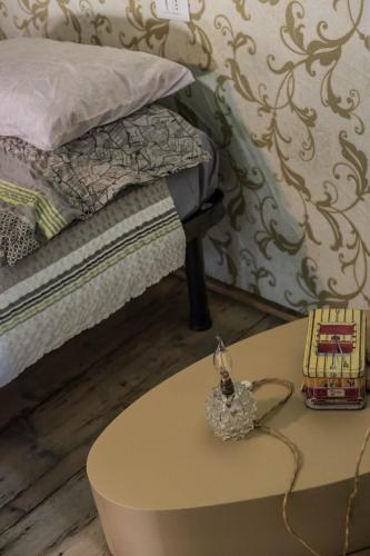 a room with a table next to a bed at La Maisonette in Feltre