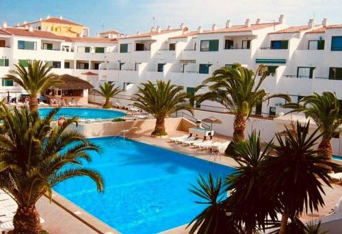 - une vue sur la piscine de l'hôtel impérial ou à proximité dans l'établissement costa del silencio, à Costa del Silencio