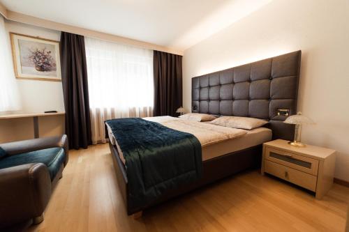 塞爾瓦迪瓦爾加爾德納的住宿－Appartament Mozart，一间卧室配有一张大床和一张沙发