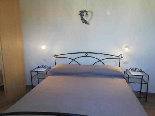 A bed or beds in a room at Il lago del Mugello B&B