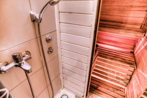 een badkamer met een douche erboven bij ArkaBarka Floating Hostel in Belgrado