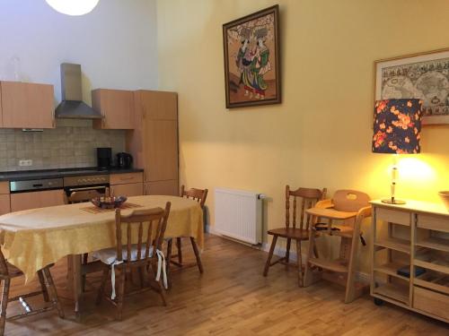 a kitchen and dining room with a table and chairs at Zur Windrose Ferienwohnung an der Windmühle Labbus in Sulingen