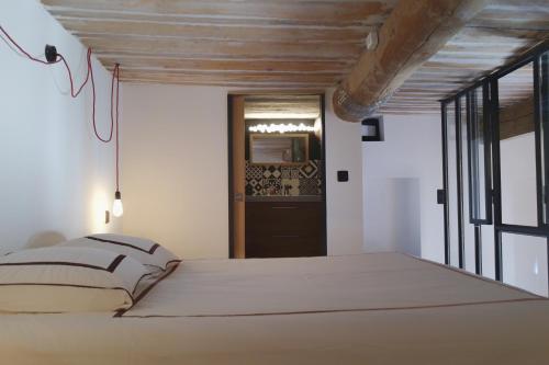 - une chambre avec un grand lit et une porte dans l'établissement La Suite Albertas, à Aix-en-Provence