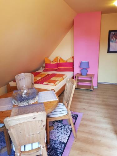 a room with a dining table and a bed at Elexia in Sianozety