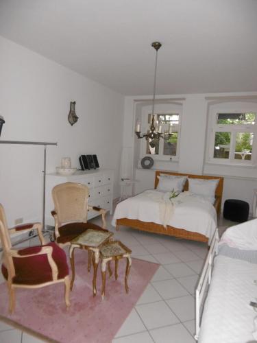 a bedroom with a bed and a desk and a chair at Apartment Hermine in Görlitz
