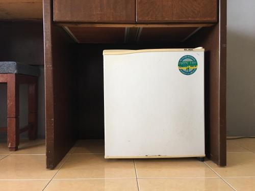małą białą lodówkę siedzącą pod szafką w obiekcie Panuba Inn Resort w mieście Tioman