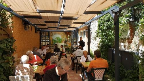 Reštaurácia alebo iné gastronomické zariadenie v ubytovaní Chambre D´hôtes Léonie & Restaurant