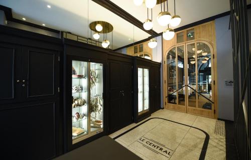 a hallway with a shop with glass doors at ibis Styles Dijon Central in Dijon