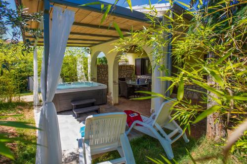 Κήπος έξω από το Lee house, WI-FI,FREE PARKING, HOT TUBE