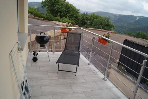 balcone con griglia e vista sulle montagne di La Croix Du Loup a Hazelbourg