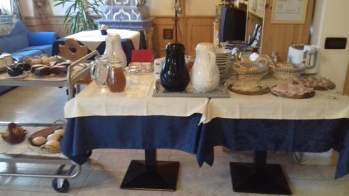 a table with vases and other items on it at B&B Nido Delle Aquile in Monclassico
