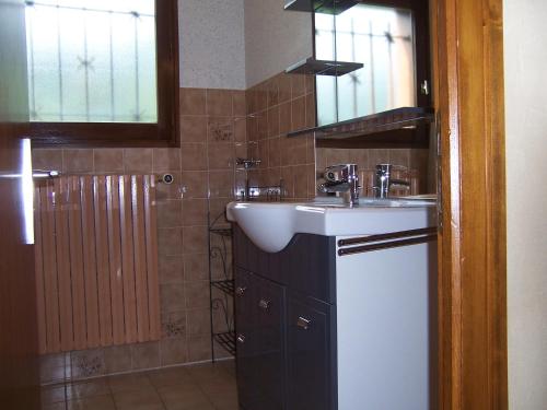 ル・グラン・ボルナンにあるle -charvinのバスルーム(洗面台、鏡、窓付)