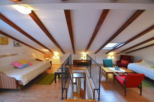 PazにあるHoliday Home Loriのロフト(ベッド2台付)、リビングルームが備わります。