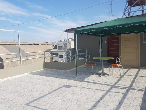 a patio with a table and chairs on a roof at Nino´s Residence Departamentos VIP Amoblados in Tacna