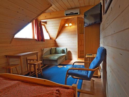 una camera con divano e sedia in una cabina di Willa u Kubusia a Zakopane