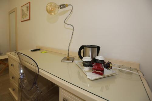 biurko z lampką i ekspresem do kawy. w obiekcie Relais Ohana - De Vivo Realty w mieście Arola