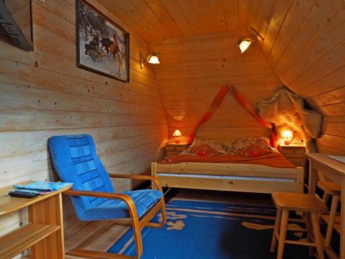 een slaapkamer met een bed in een blokhut bij Willa u Kubusia in Zakopane