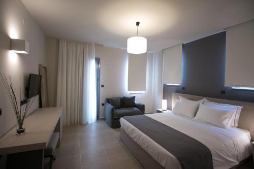 Een bed of bedden in een kamer bij Infinity Hotel Gytheio