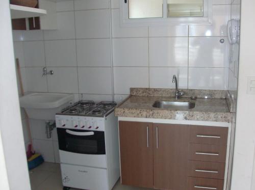 Virtuve vai virtuves zona naktsmītnē Brisa do Mar Apartments