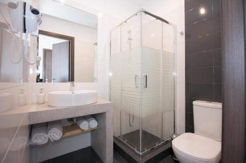 Een badkamer bij Infinity Hotel Gytheio