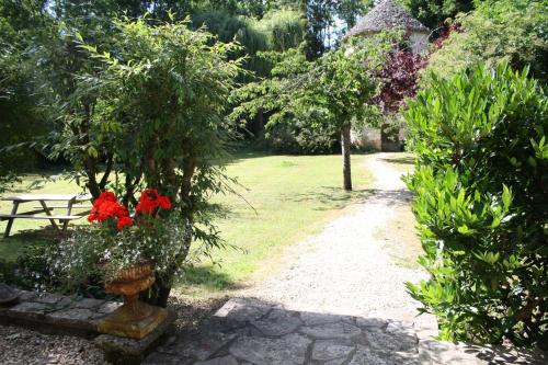 Taman di luar L'Ecrin du Serein