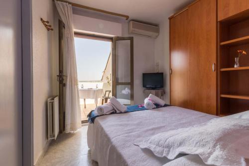 a bedroom with a large bed with a large window at Hostal Arribes del Duero in Fermoselle