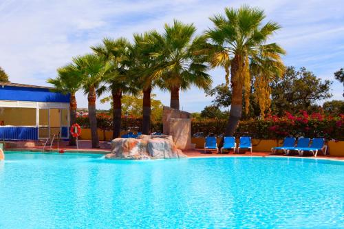 
The swimming pool at or near Diverhotel Dino Marbella
