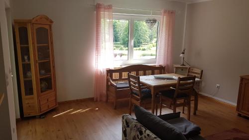uma sala de estar com uma mesa e cadeiras e uma janela em Pulgersmühle em Mörsdorf