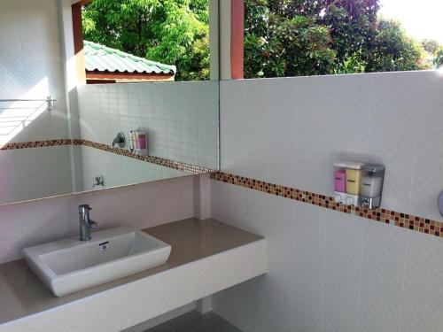 A bathroom at Mountain Resort Koh Lipe