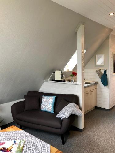 a living room with a couch and a kitchen at Appartements Friedrichsen in List