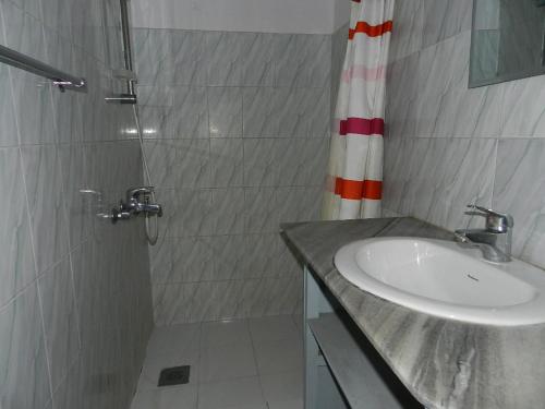 y baño con lavabo y ducha. en Le Rhododendron Chambres D'hotes, en Katmandú