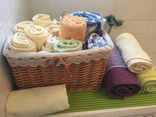 - un panier de serviettes et de serviettes sur une étagère dans la salle de bains dans l'établissement Holiday home Marija, à Vrlika