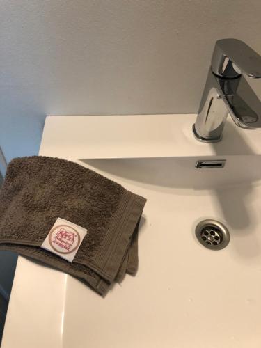 a towel sitting on top of a bathroom sink at De Lindenburg met privé hottub, sunshower, sauna, grote tuin met weidezicht en vrije ligging, 6-persoons in Lievelde