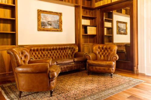 a living room with a couch and two chairs at Borbo de Charme in Naples