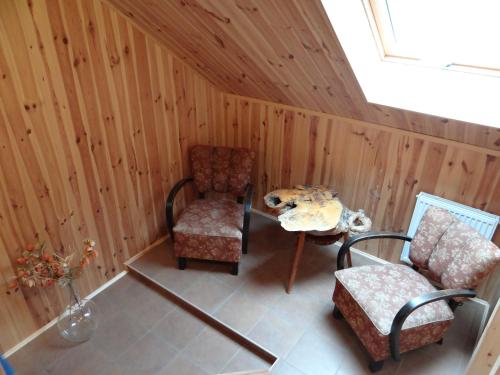 a room with two chairs and a table and a window at Prázdninový dům Nové Hraběcí in Šluknov
