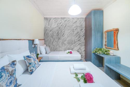 A bed or beds in a room at Blue Sea Paradise